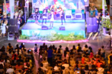 Geceleri sokak açık mini konser bulanık.