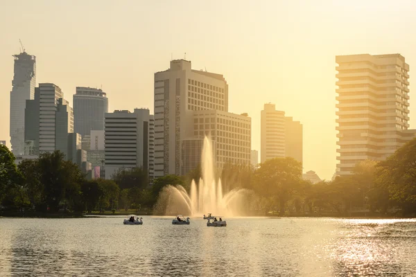 El horizonte de Bangkok con lago urbano y fuente en verano . — Foto de Stock