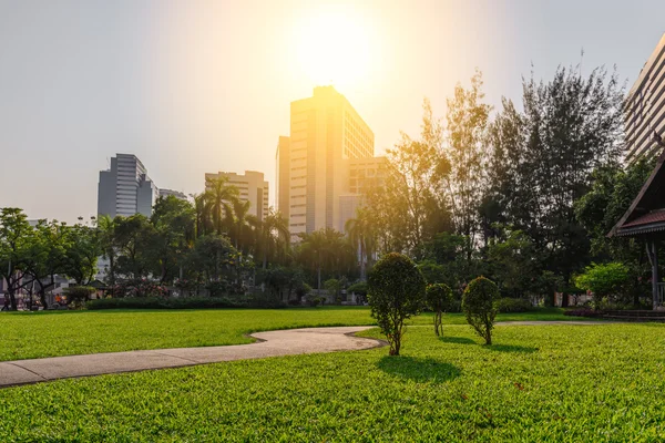 Belo parque urbano em dia ensolarado da cidade de Bangkok, Tailândia . — Fotografia de Stock