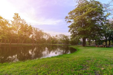 Güzel kentsel göl günbatımı, şehrin ortasında.