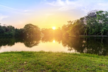 Güzel kentsel göl günbatımı, şehrin ortasında.