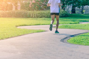 Maraton adam koşucusu güzel kentsel koşu parkuru.