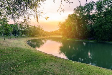Güzel kentsel göl günbatımı, şehrin ortasında.