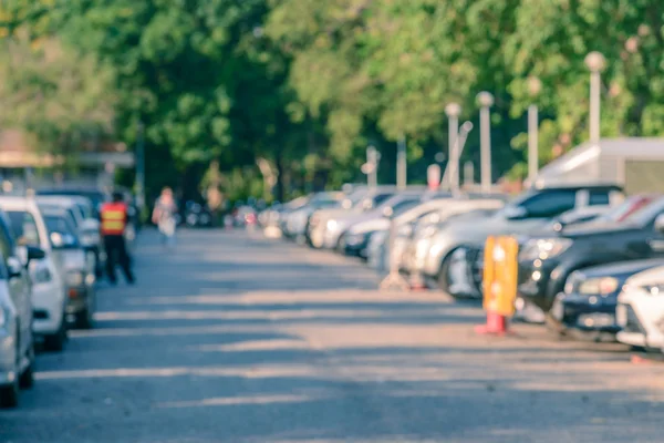 Parque de estacionamento exterior desfocado no meio da cidade . — Fotografia de Stock