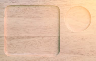 Kahve fincanı ve snack için boş ahşap bardak altlığı.