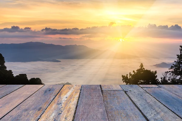 Silhouette du lever du soleil et de la brume sur la montagne avec perspective plancher en bois . — Photo