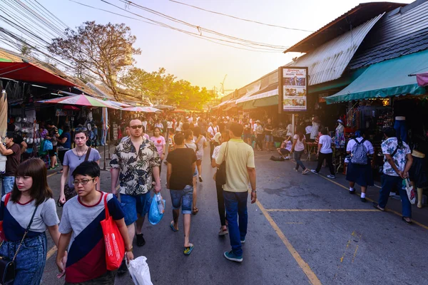 BANGKOK, TAILANDIA - 2016 14 de febrero: Muchas personas viajan y compran en el mercado de fin de semana de Jatujak, el mercado de fin de semana más grande de Tailandia, abierto los sábados y domingos . —  Fotos de Stock