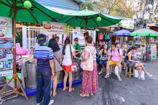 BANGKOK, TAILANDIA - 2016 14 de febrero: Muchas personas viajan y compran en el mercado de fin de semana de Jatujak, el mercado de fin de semana más grande de Tailandia, abierto los sábados y domingos . —  Fotos de Stock