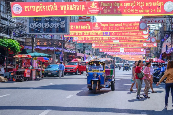 BANGKOK, TAILANDIA - 2016 febrero 09: Tuk Tuk no identificado están sirviendo a los turistas, tailandés taxi tradicional en Bangkok Tailandia . —  Fotos de Stock