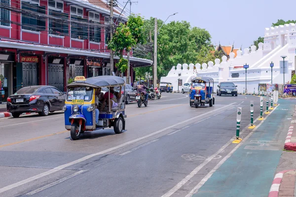 BANGKOK, TAILANDIA - 2016 12 de abril: Tuk Tuk no identificado está sirviendo a los turistas, taxi tradicional tailandés en Bangkok Tailandia . —  Fotos de Stock