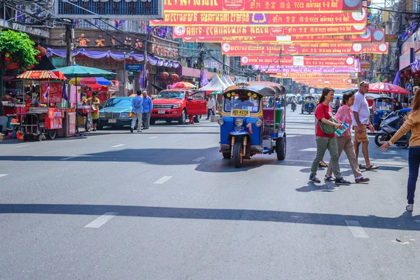 BANGKOK, TAILANDIA - 2016 febrero 09: Tuk Tuk no identificado están sirviendo a los turistas, tailandés taxi tradicional en Bangkok Tailandia . —  Fotos de Stock