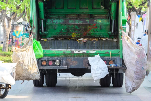 Απορριμματοφόρο κρατώντας σκουπίδια στο δρόμο αστικό. — Φωτογραφία Αρχείου