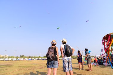 Bangkok, Tayland - 2016 21 Nisan: Tanımlanamayan gezginler zevk ile Bangkok Uçurtma Festivali.