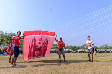 Bangkok, Tayland - 2016 21 Nisan: Tanımlanamayan gezginler zevk ile Bangkok Uçurtma Festivali.