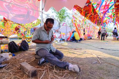 Bangkok, Tayland - 2016 21 Nisan: bir uçurtma Uçurtma Festivali Bangkok onun atölyesinde çalışan kimliği belirsiz uçurtma maker. 