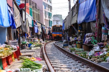 Samut Songkhram, Tayland - 2016 Mayıs 08: Mae Klong Market tüm ürün demiryolu üzerinde yer, tüm satıcılar tren Pazar geçerken ürün uzağa taşımak zorunda.