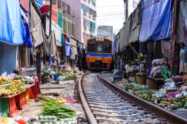 Samut Songkhram, Tayland - 2016 Mayıs 08: Mae Klong Market tüm ürün demiryolu üzerinde yer, tüm satıcılar tren Pazar geçerken ürün uzağa taşımak zorunda.
