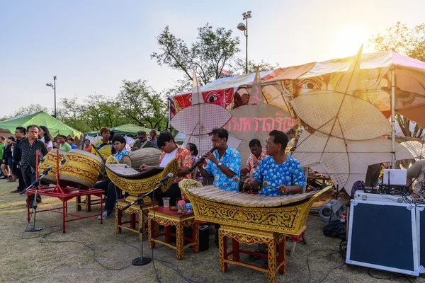 BANGKOK, THAILAND - 2016 21 de abril: Faixa de instrumentos tailandesa não identificada mostrando no festival de pipa em Bangkok . — Fotografia de Stock