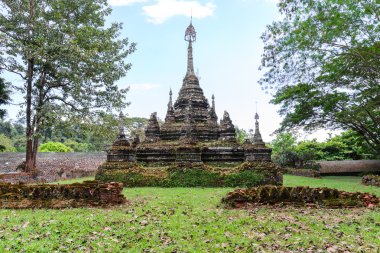Yirmi beş Top Pagoda Wat Thum Chiang Dao Tapınağı Chiang Mai, Tayland.