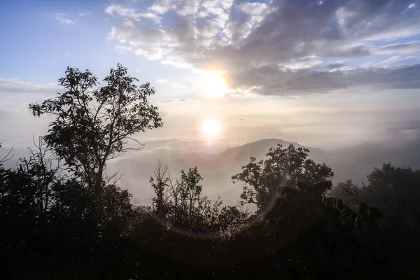 Salida del sol y niebla con montaña en Chiang Mai, Tailandia . — Foto de Stock