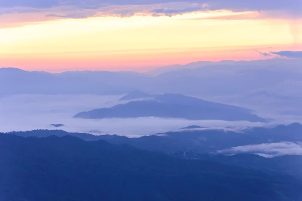 Skyline con niebla y montaña en Doi Pha Hom Pok, la segunda montaña más alta de Tailandia, Chiang Ma — Foto de Stock