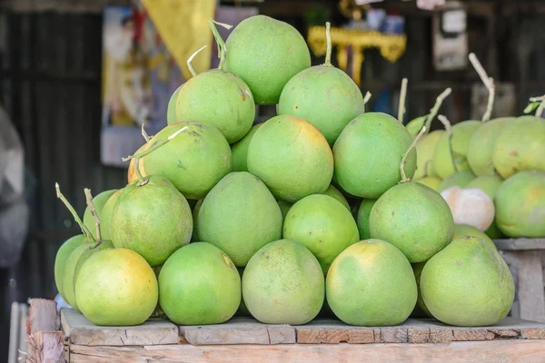 Frescura pomelo verde se venden en el mercado . — Foto de Stock