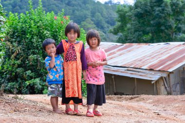 Chiang Mai, Tayland - 2015 Kasım 04: Tanımlanamayan Lisu kız ve erkek birlikte eski bambu ev, Lisu kabileler ayakta Kuzey Tayland yaşamak.