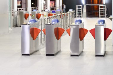 Tren istasyonunda otomatik bilet makinesi.