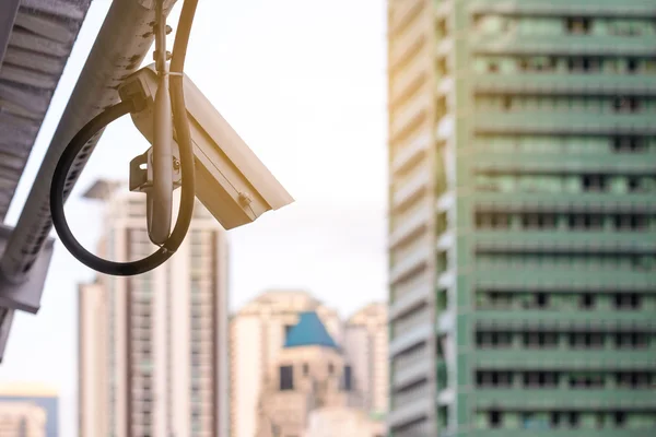 Câmera IR de segurança para monitorar eventos na cidade . — Fotografia de Stock