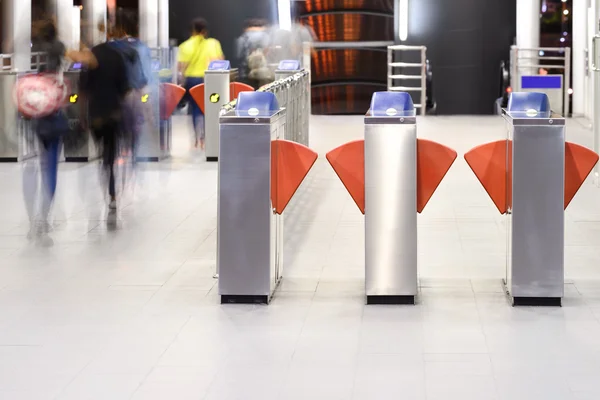 Máquina automática de bilhetes na estação ferroviária . — Fotografia de Stock