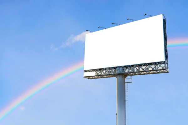 Cartelera en blanco con cielo azul y hermoso arco iris para publicidad . — Foto de Stock