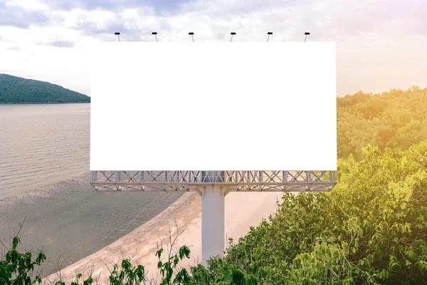 Cartelera en blanco con hermosa playa para publicidad . — Foto de Stock