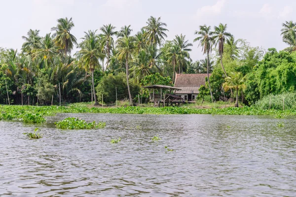 Tay geleneksel ev, köy riverfront Bangkok Tayland.