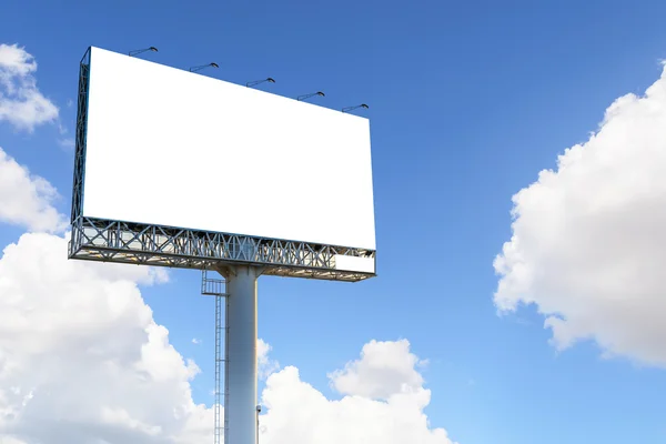 Cartellone bianco con cielo blu e nuvole per pubblicità . — Foto Stock