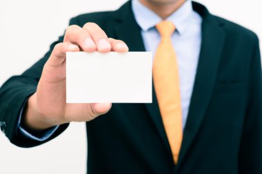 Beyaz arka plan üzerinde tutarak ve boş kartvizit gösterilen işadamı izole. w