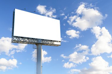 Mavi gökyüzü ve bulutlar reklam için boş billboard. 