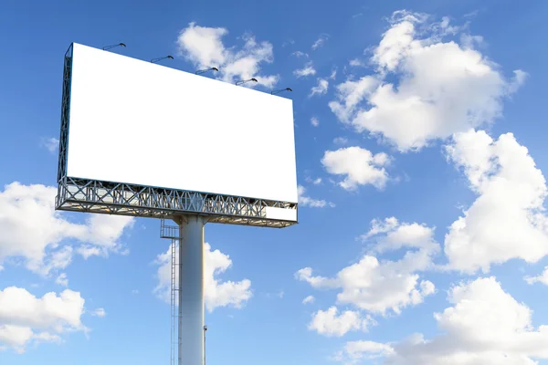 Cartellone bianco con cielo blu e nuvole per pubblicità . — Foto Stock