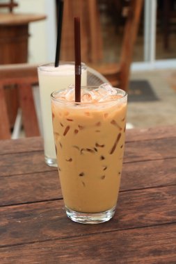 ahşap bir masa olarak buzlu kahve.