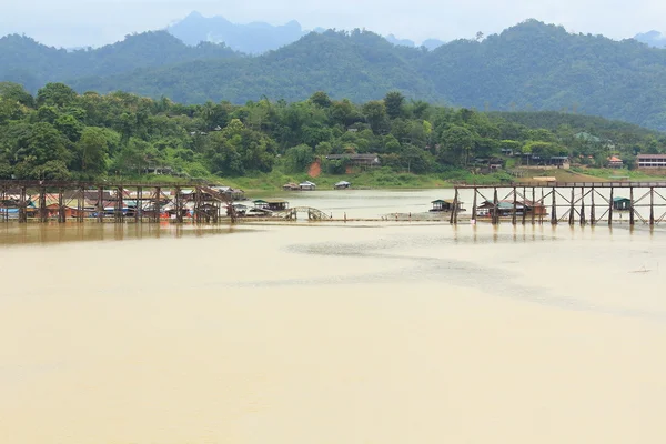 Landscape of the Longest Wooden Bridge at Songkalia River was Broken, Thailand. — Stock Photo, Image