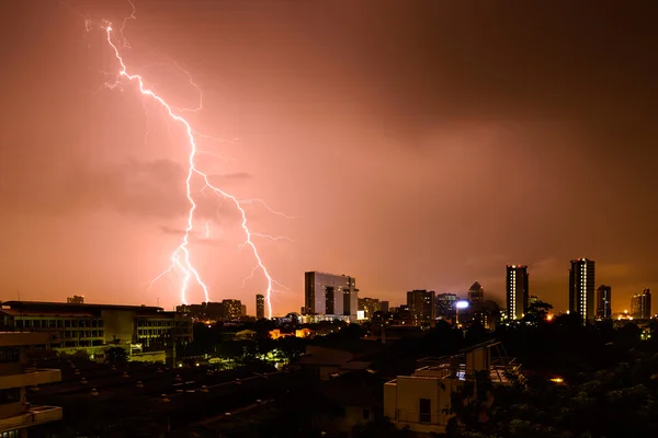 Strike of lightning into building in city. — Φωτογραφία Αρχείου