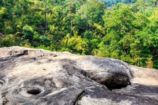 Agujero de piedra en bosque . —  Fotos de Stock