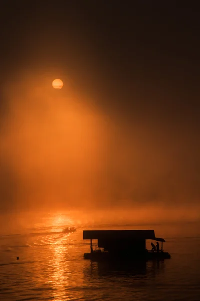 Maison arrière et bateau avec lever de soleil à Sangklaburi, Thaïlande . — Photo