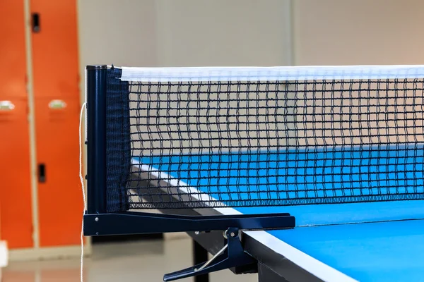 Primer plano del equipo para tenis de mesa con armario backgound . — Foto de Stock