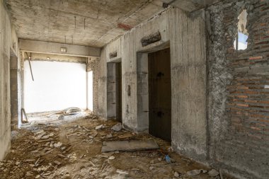 Asansör kapı yapım aşamasında.