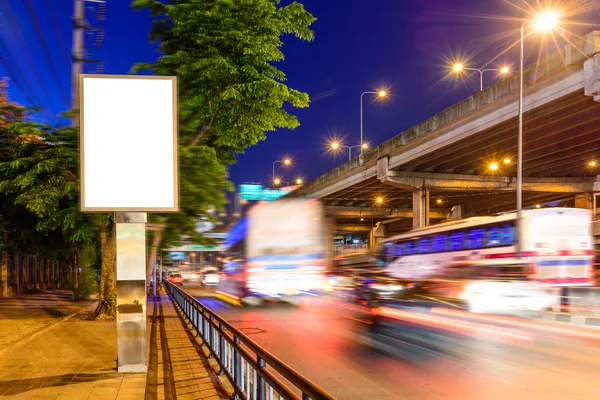 Panel publicitario en blanco cerca de la carretera por la noche . — Foto de Stock