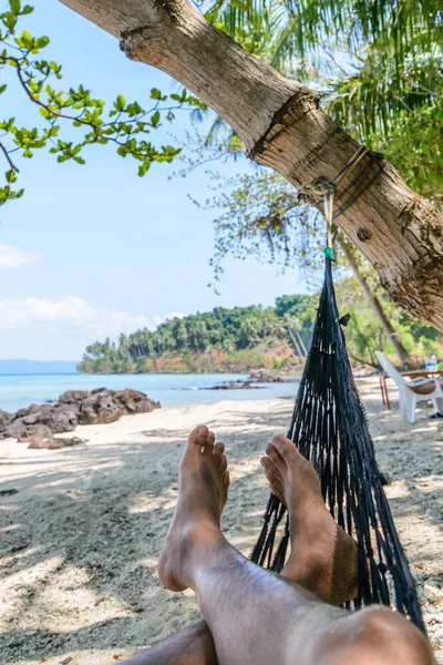 Hombre relajante con cuna cerca de la playa . —  Fotos de Stock