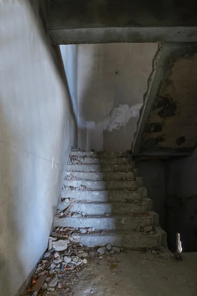 Escalera rota dentro del edificio abandonado . —  Fotos de Stock