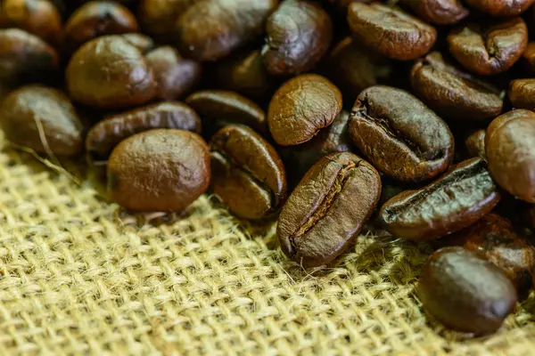 Close up of  roasted coffee bean on sack. — Stock Photo, Image