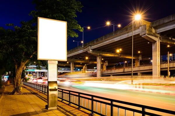 Painel publicitário em branco perto da estrada à noite . — Fotografia de Stock