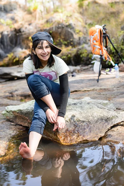 Woman hiker break in a journey using natural liquid immersion fo — Stockfoto